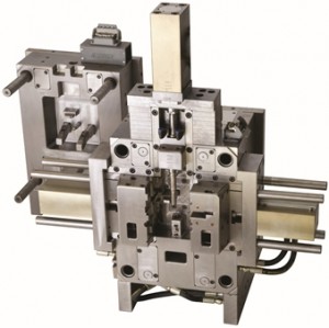 Plastic injection tool for auto engine pipe