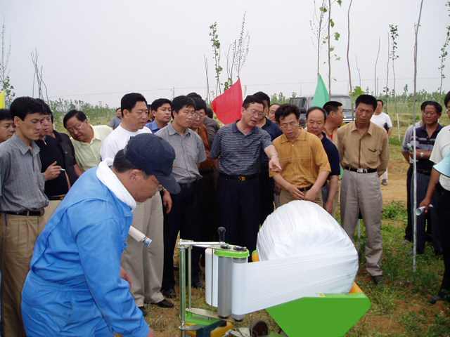 Mini Round Bale Wrapper Bw0810