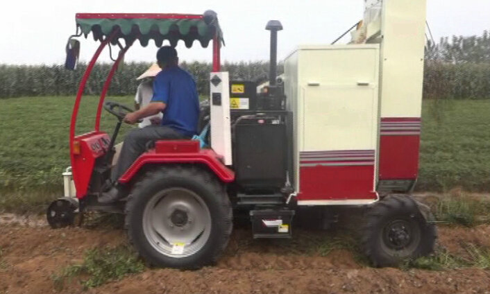 China High Quality Groundnut Combine Harvester Hot Selling in Senegal